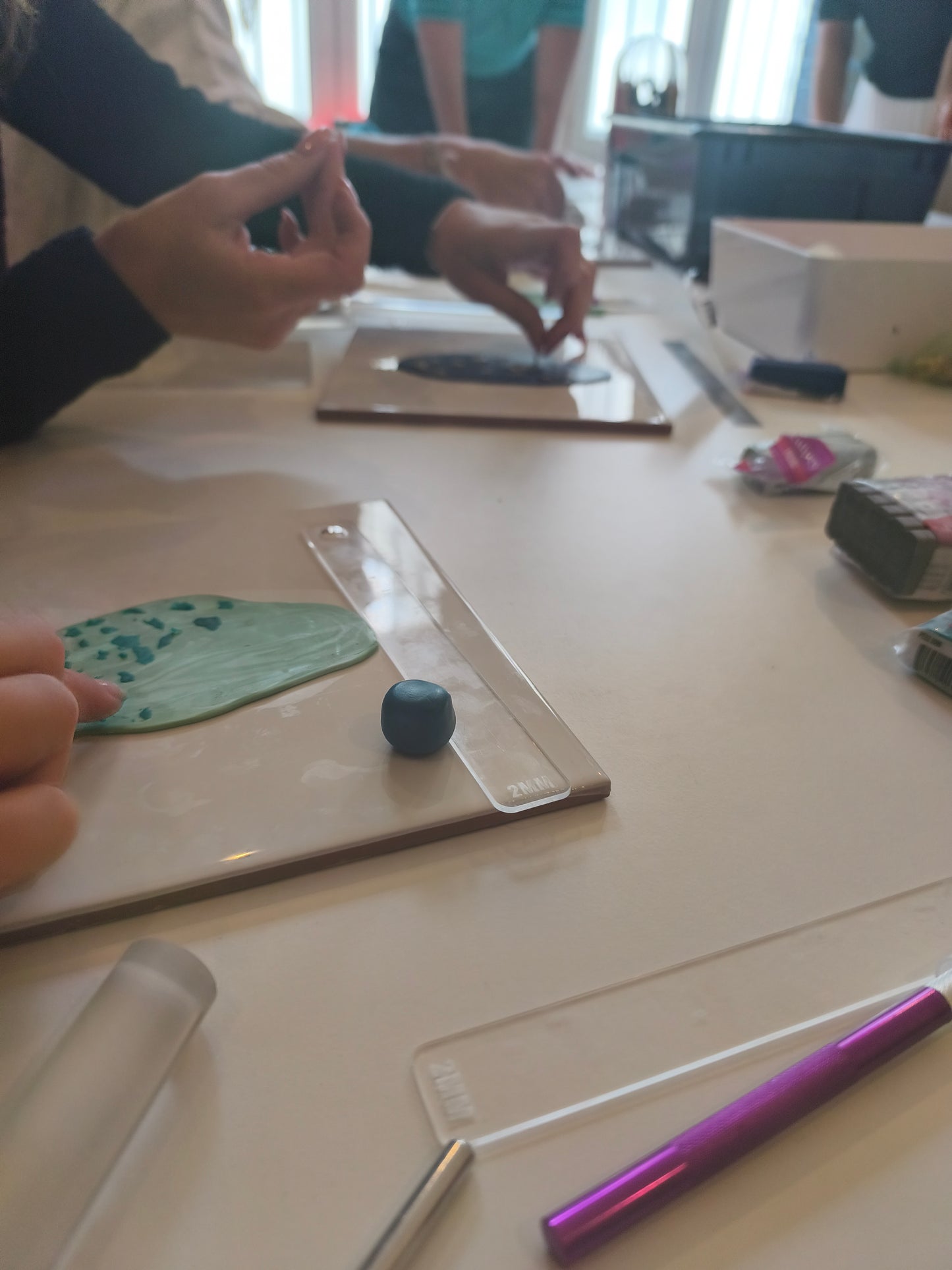 Atelier pâte polymère – fabrique tes créoles