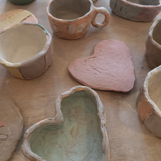 coeur et tasse poterie enfant