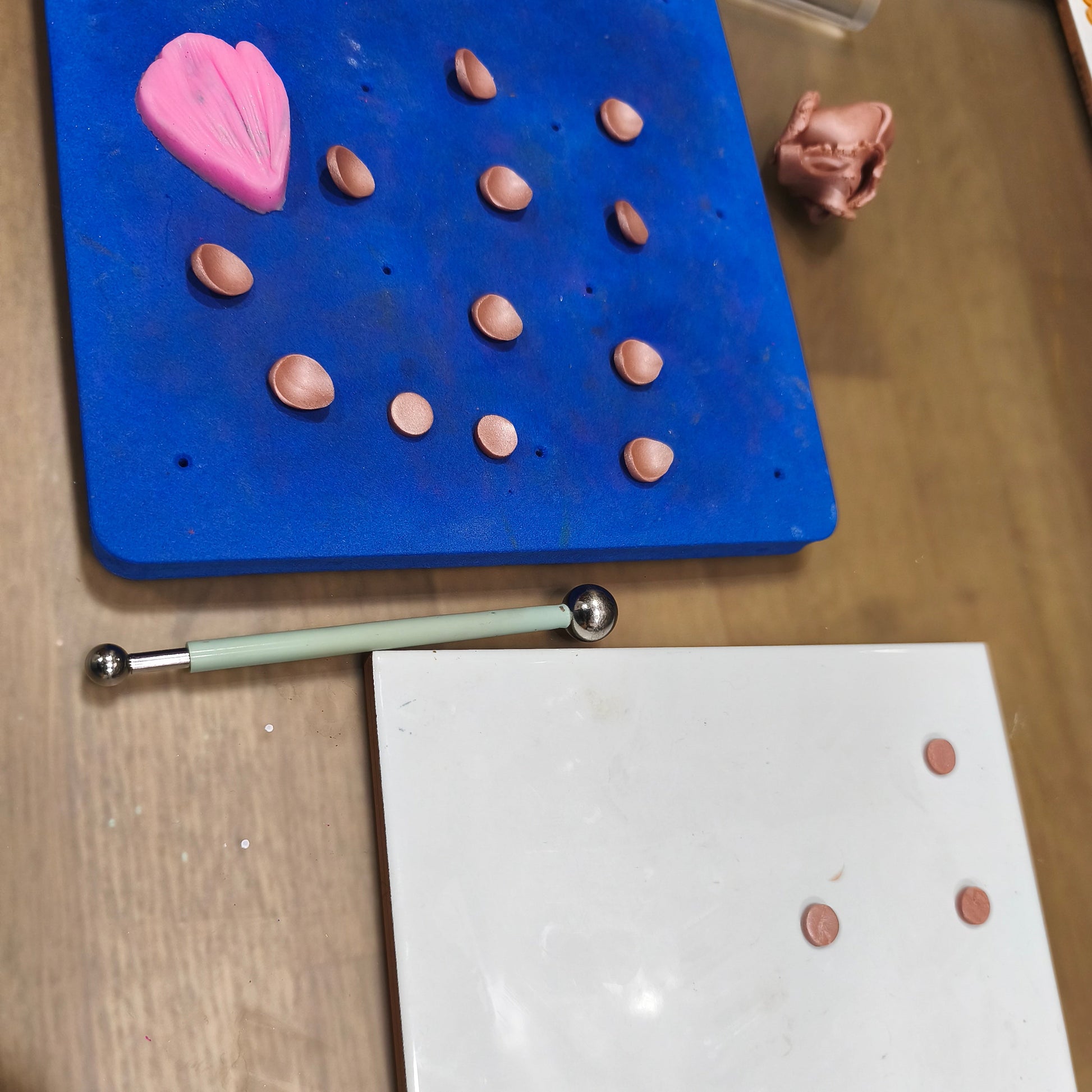 modelage de fleurs en pâte polymère